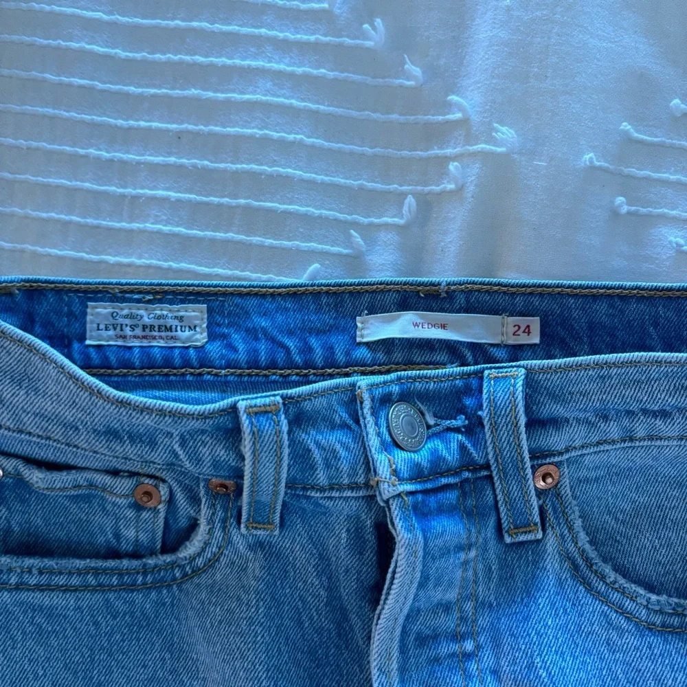 Levi's Wedgie Icon Jeans Tango Talks Light Wash - Picture 2 of 4